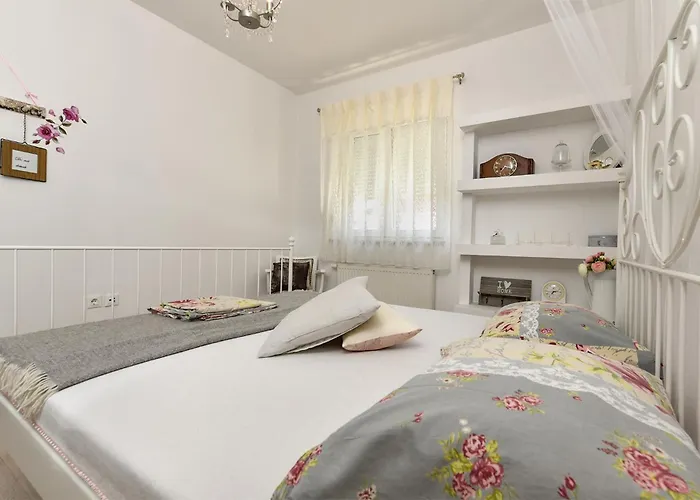 Sandra 2389 Apartment *