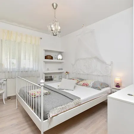 Sandra 2389 Appartement Pula