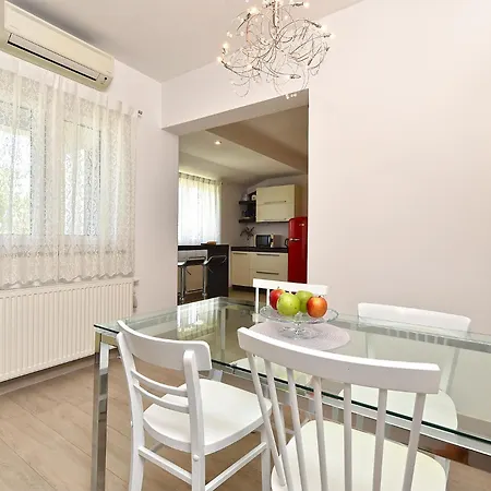 Sandra 2389 Appartement Pula