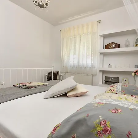 Sandra 2389 Apartament *